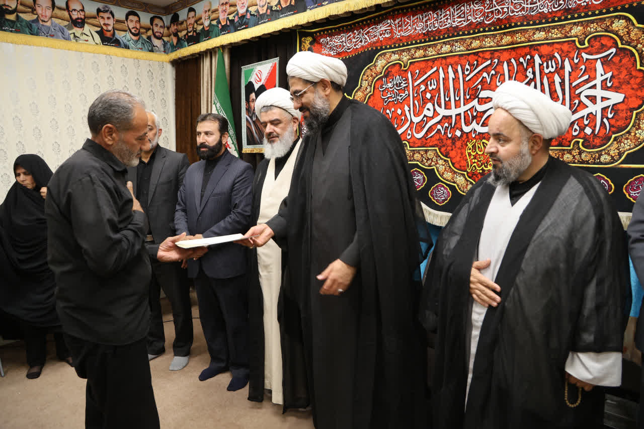 از خانواده شهید «میثم علیزاده» از شهدای جنگ رمضان تجلیل شد