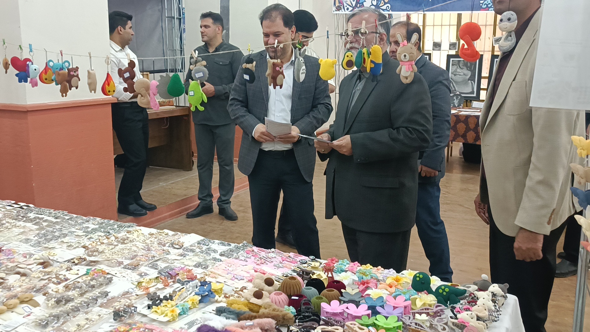 حضور معاون  محترم سیاسی امنیتی استانداری لرستان و ریس محترم دانشگاه لرستان در نمایشگاه هنرهای تجسمی جهاد دانشگاهی لرستان
