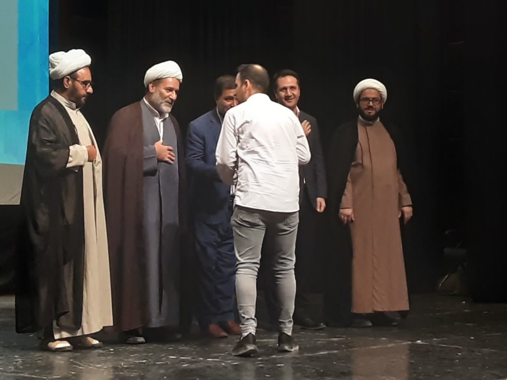 عکس های اختتامیه جشنواره «تایپوگرافی القاب امام زمان(عج)» در خرم‎آباد 