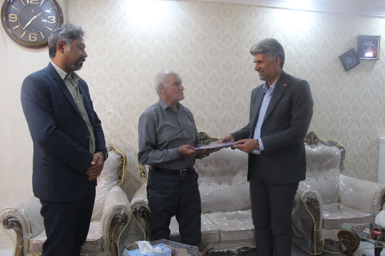 تجلیل از خانواده شهید عبدالحمید سالاری با اجرای طرح «ایران مرز پرگهر»