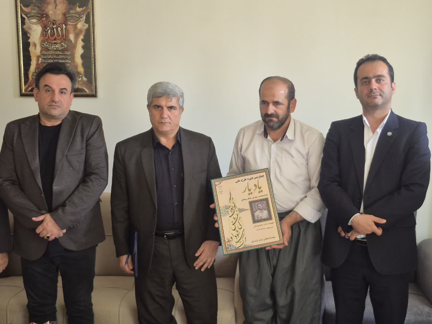 تجلیل از خانواد شهید اسامه محمودیان از شهدای رمضان