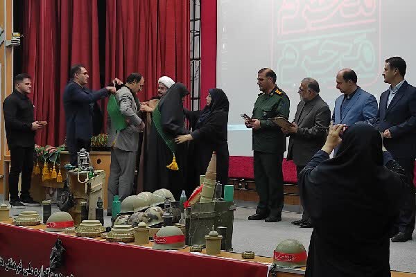  خانواده شهید «علی بهاروند» تجلیل شدند .