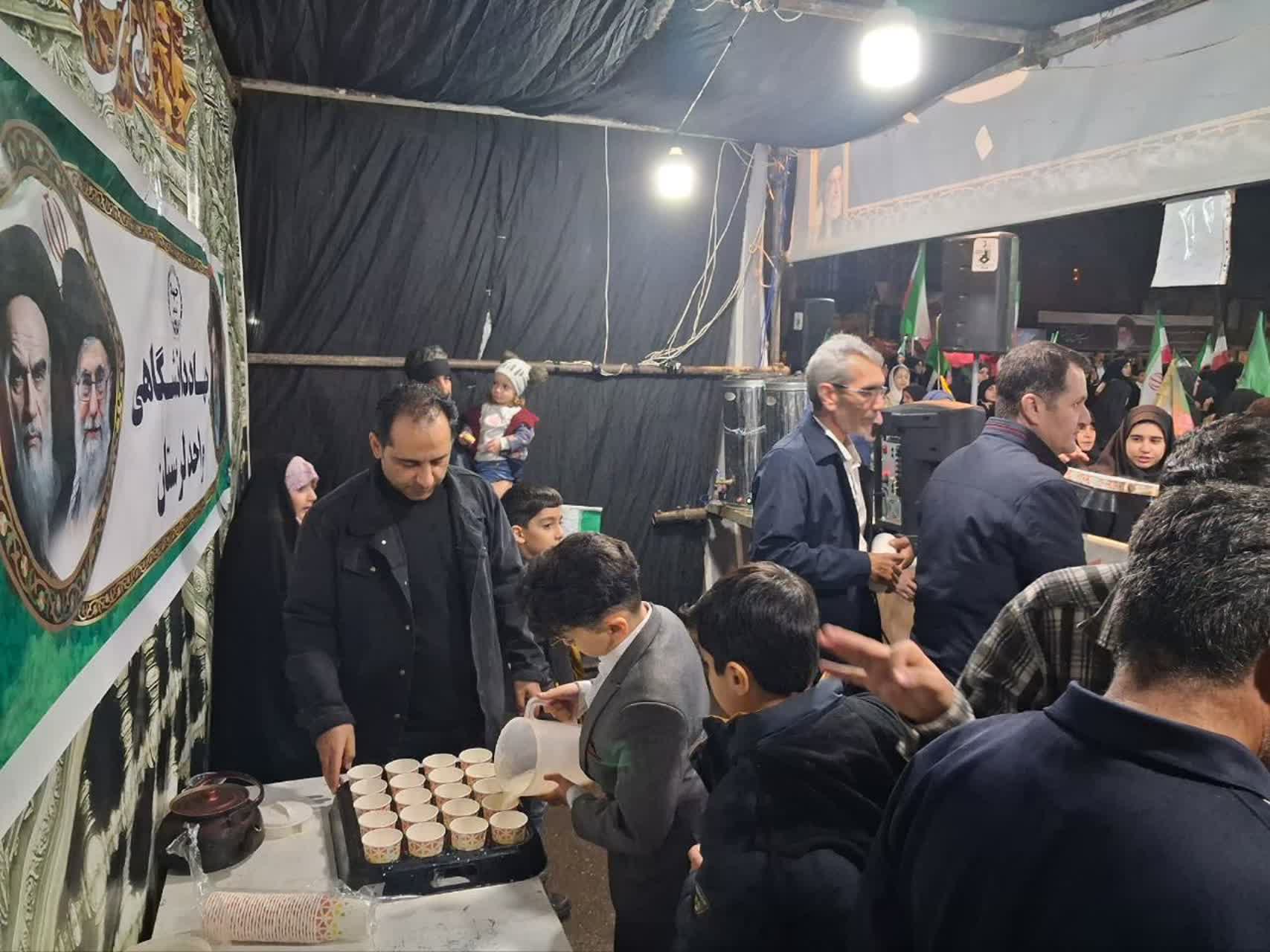    برپایی موکب پذیرایی و حضور کارکنان جهاد دانشگاهی لرستان به همراه خانواده در شب مراسم اربعین رهبر شهید  