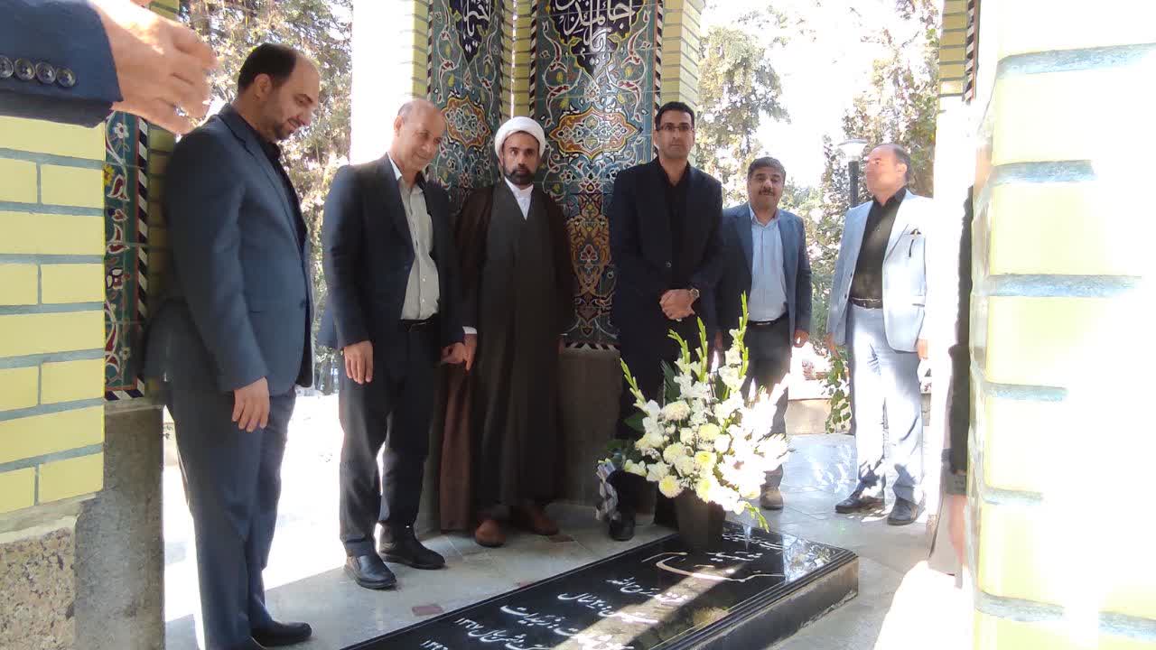 ادای احترام معاون فرهنگی جهاددانشگاهی به شهید گمنام در خرم‌آباد 