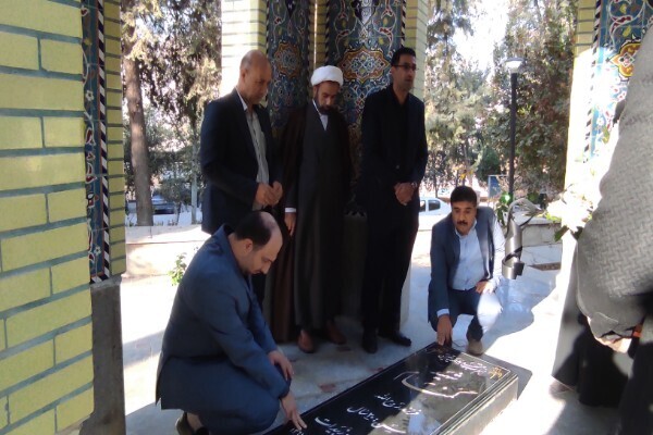  ادای احترام معاون فرهنگی جهاددانشگاهی به شهید گمنام در خرم‌آباد