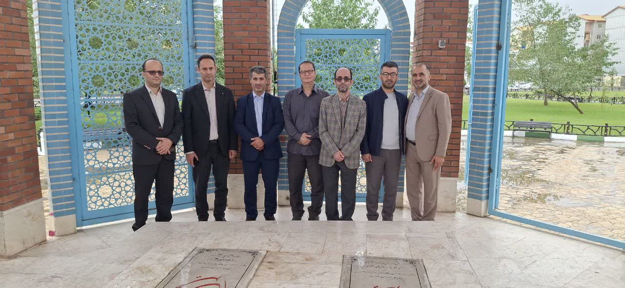 گزارش تصویری عطر افشانی و غبار روبی مزار شهدای گمنام به همراه قرائت زیارت عاشورا 