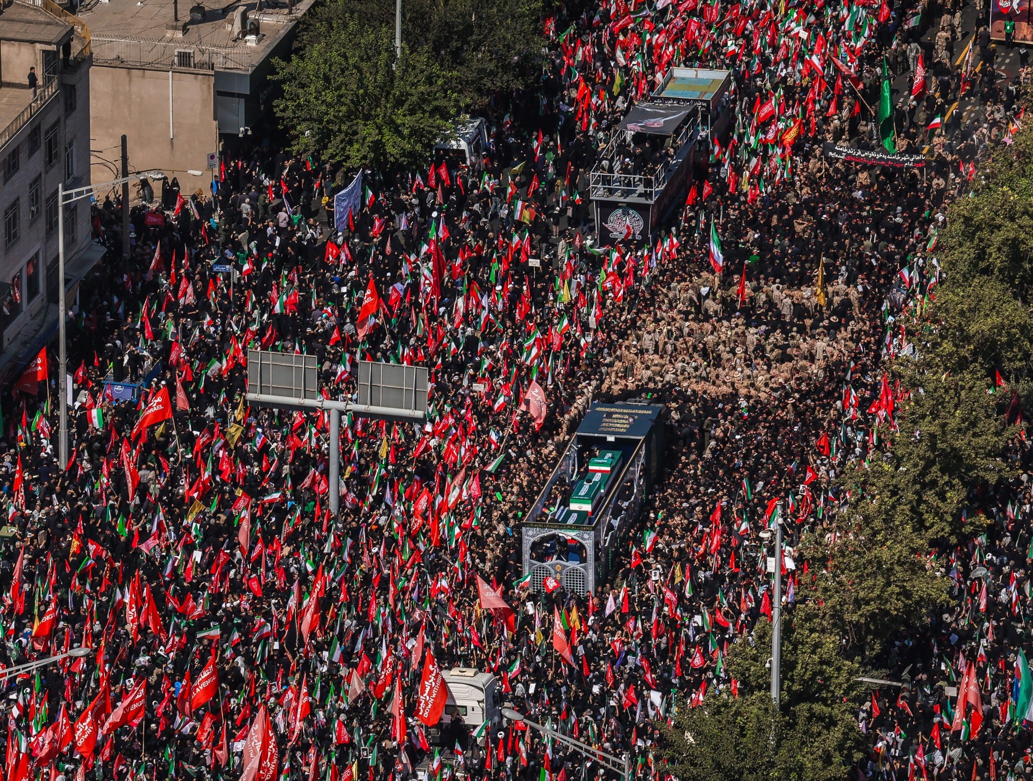  تحلیل روایت‌های رسانه‌ای از آیین تشییع رهبر انقلاب؛ تقابل «واقعیت رویداد» با «تفسیر رسانه‌ها»