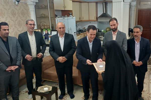 دیدار جهادگران جهاددانشگاهی لرستان با خانواده‌ شهیدان جنگ رمضان