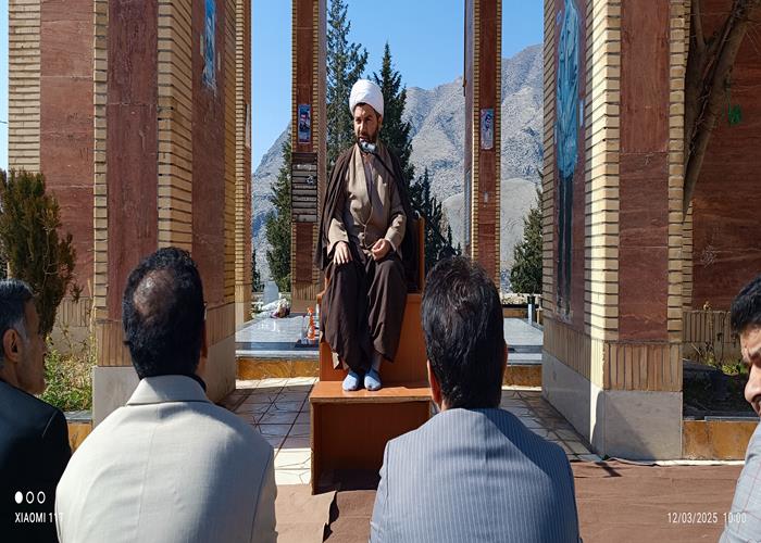 کرسی تلاوت قرآن کریم همراه با غبارروبی و گل افشانی قبور مبارک شهدای گمنام در حال برگزاریست