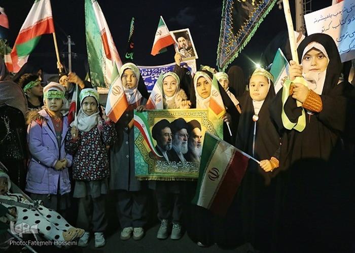 تشکیل زنجیره انسانی با پرچم مقدس ایران اسلامی