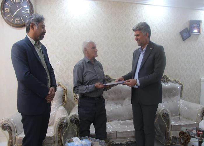 تجلیل از خانواده شهید عبدالحمید سالاری با اجرای طرح «ایران مرز پرگهر»