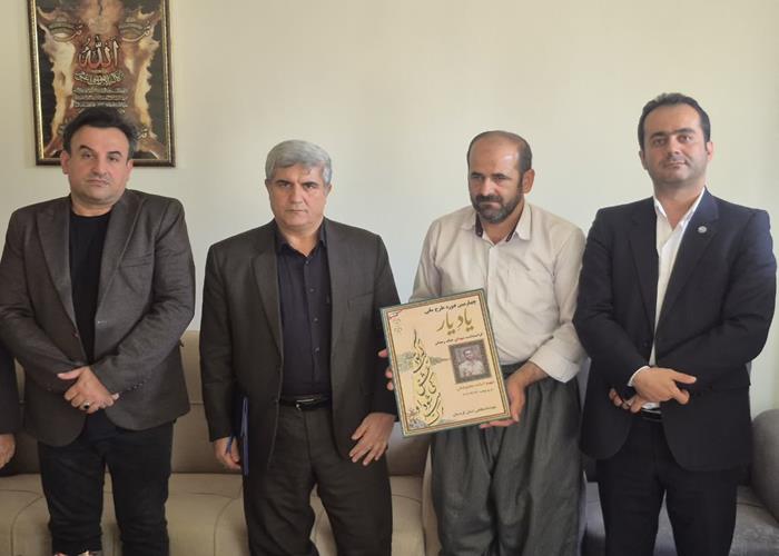 تجلیل از خانواد شهید اسامه محمودیان از شهدای رمضان
