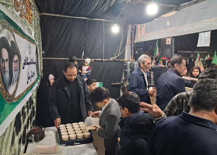    برپایی موکب پذیرایی و حضور کارکنان جهاد دانشگاهی لرستان به همراه خانواده در شب مراسم اربعین رهبر شهید  