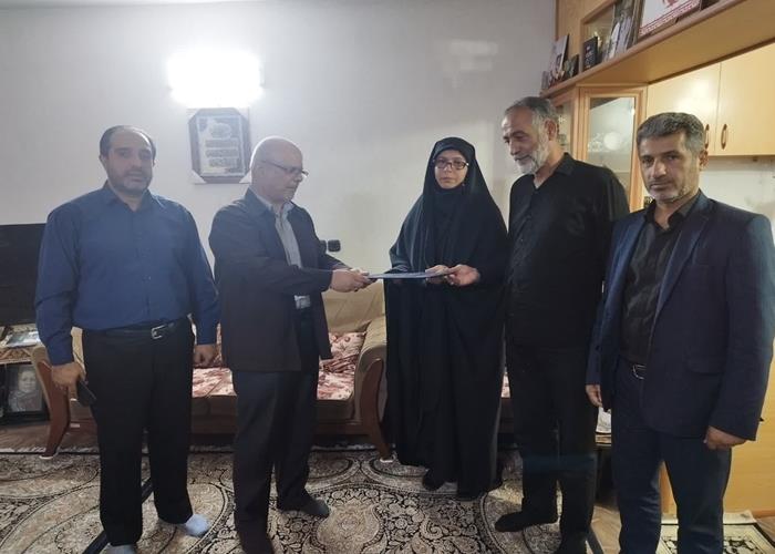 تکریم خانواده شهید محمد رضا حسین پور فرح بخش