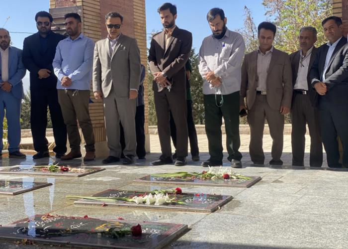 به مناسبت گرامی‌داشت هفته دفاع مقدس و آغاز سال تحصیلی جدید، غبار روبی گلزار شهدا
