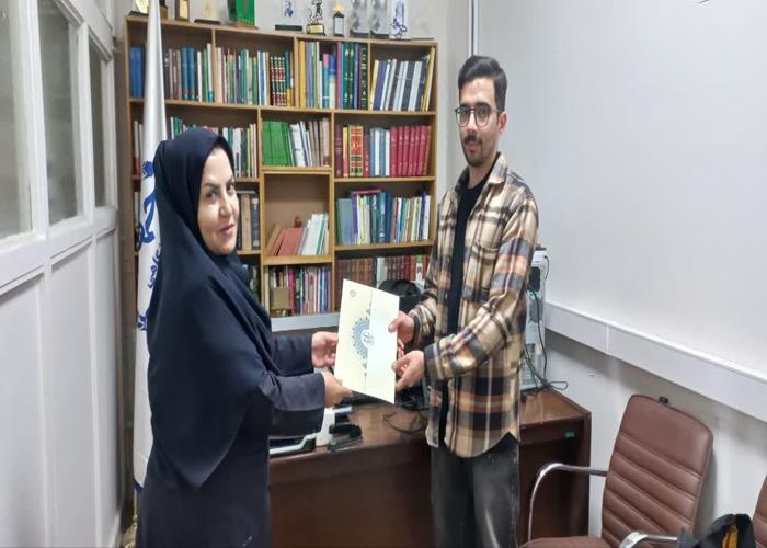 تقدیر از برگزیده پویش معرفی یک دقیقه‌ای «کتابخانه من»