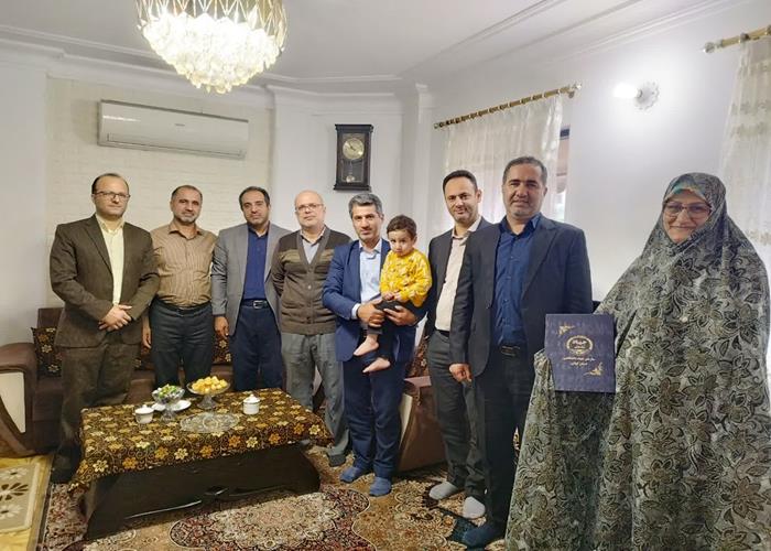 گزارش تصویری  دیدار رییس و معاون فرهنگی جهاد دانشگاهی گیلان با خانواده سردار شهید هرمز محمد بیگلو به مناسبت هفته دفاع مقدس