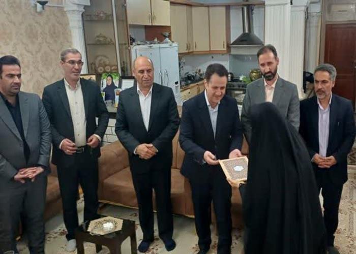 دیدار جهادگران جهاددانشگاهی لرستان با خانواده‌ شهیدان جنگ رمضان