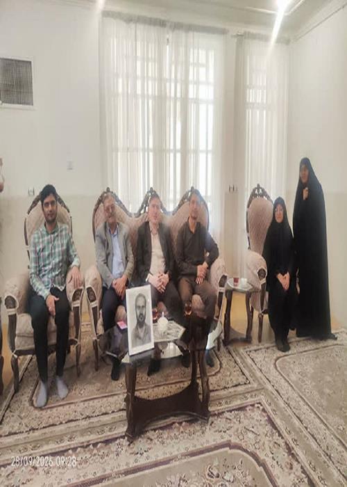 تجلیل از خانوده شهدا در دانشگاه علم وهنر به مناسبت هفته دفاع مقدس