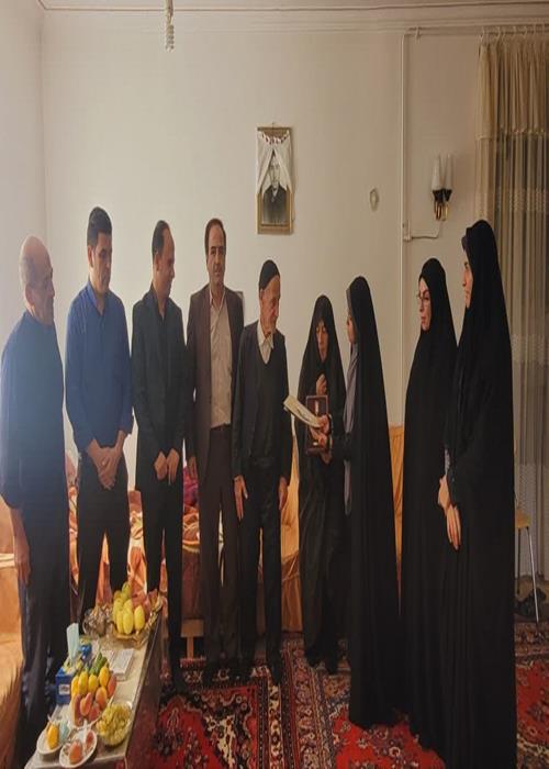 اهدای نشان سرو به خانواده شهید «هادی احمدی»