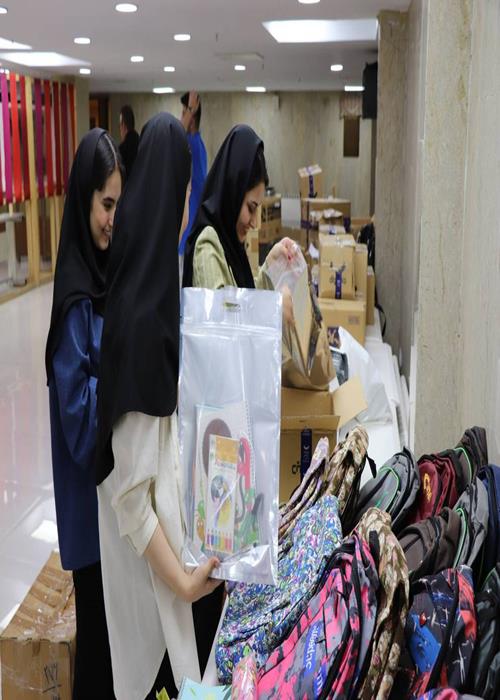 جمع‌آوری و بسته‌بندی نوشت‌افزار برای اهدا به دانش‌آموزان مناطق محروم
