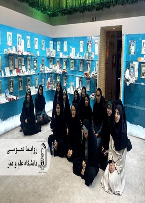  بازدید دانشجویان دانشگاه علم و هنر از گنجینه ایثار و شهادت اردکان یزد؛ آشنایی با تاریخ دفاع مقدس و رشادت‌های شهیدان